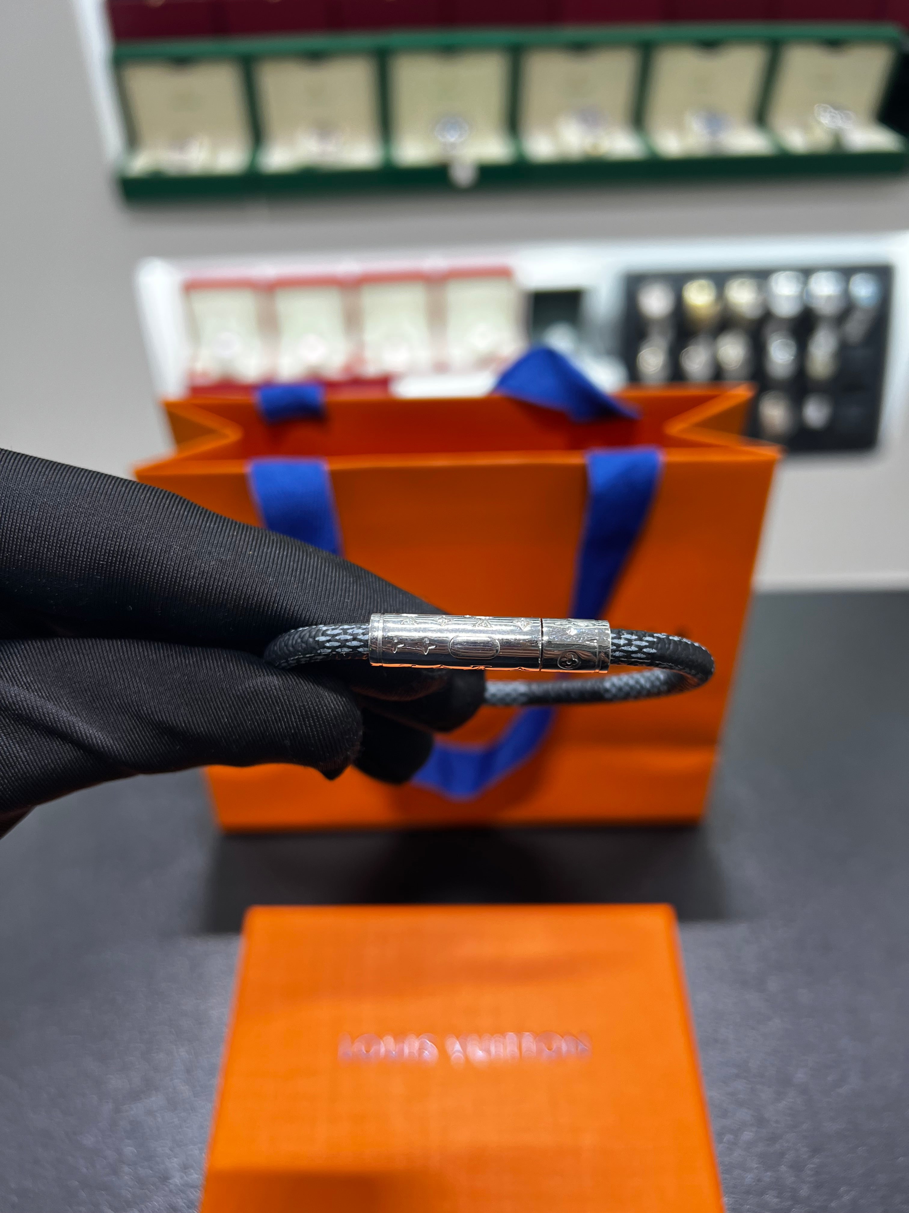 سوار جلد LV ازرق و اسود مقاس 19