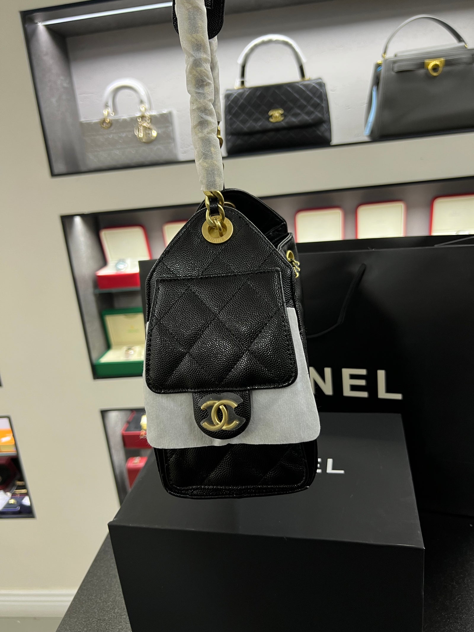 حقيبة هوبو 25 باكت – أسود كافيار
Hobo 25 Bucket Bag – Black Caviar