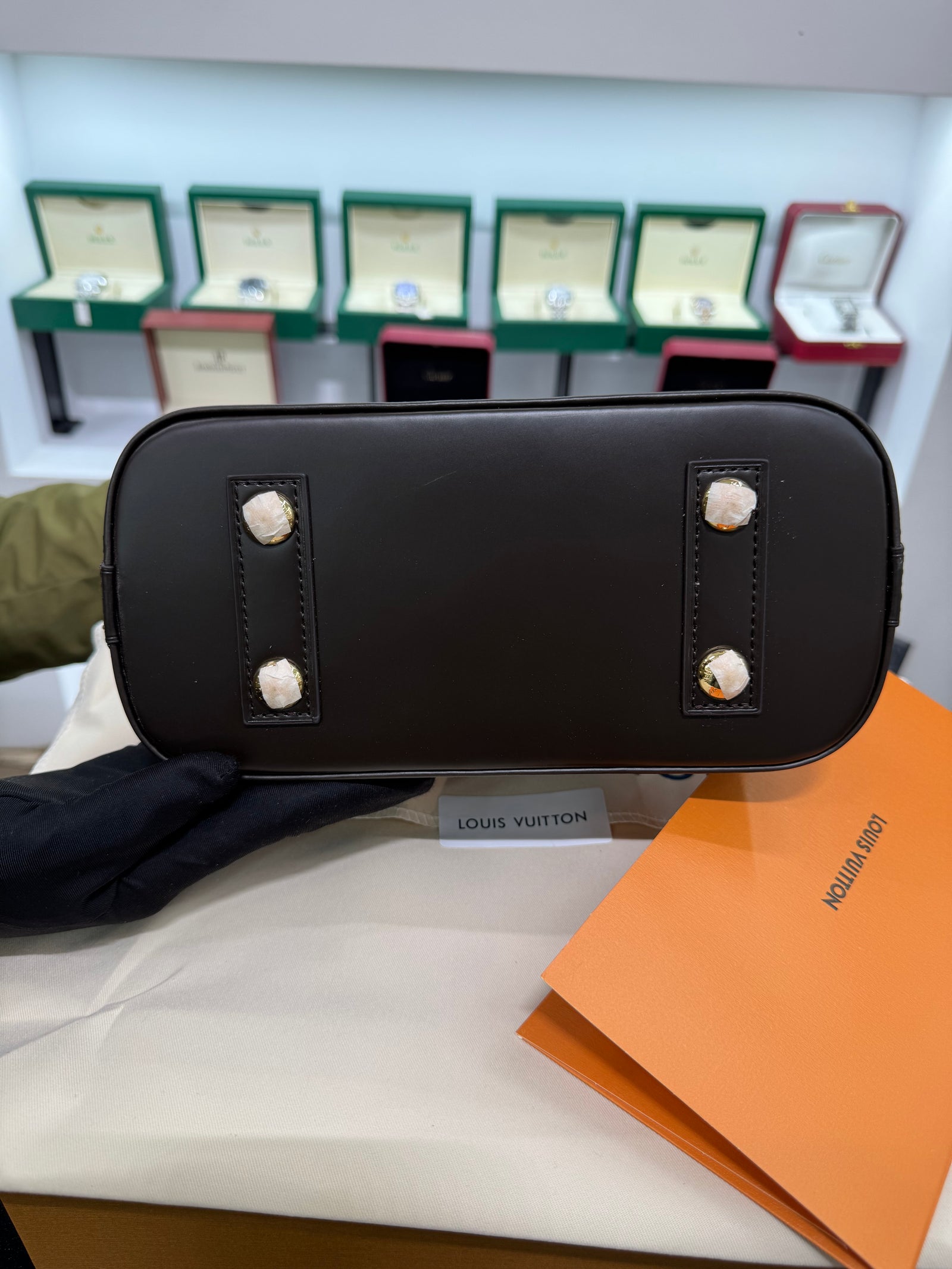 حقيبة الما BB – داميي إيبان بشكل القبة
Alma BB – Damier Ébène Dome Bag
