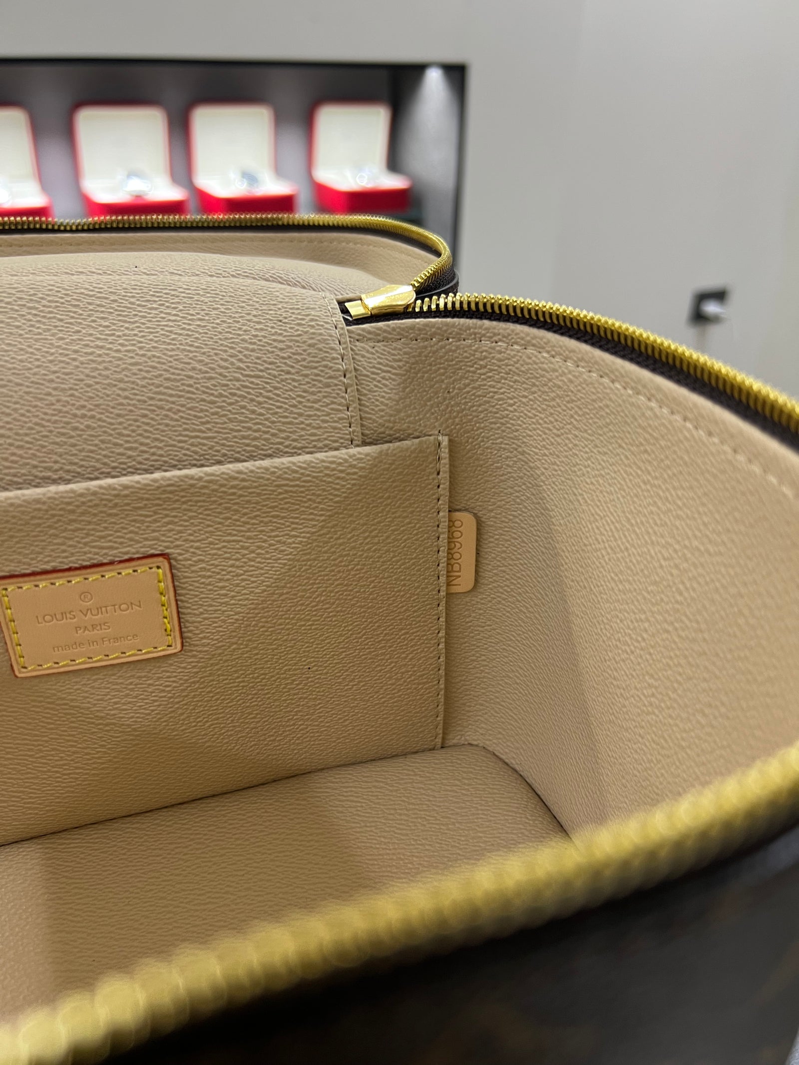 حقيبة نايس فانيتي – مونوجرام للتجميل
Nice Vanity – Monogram Beauty Case