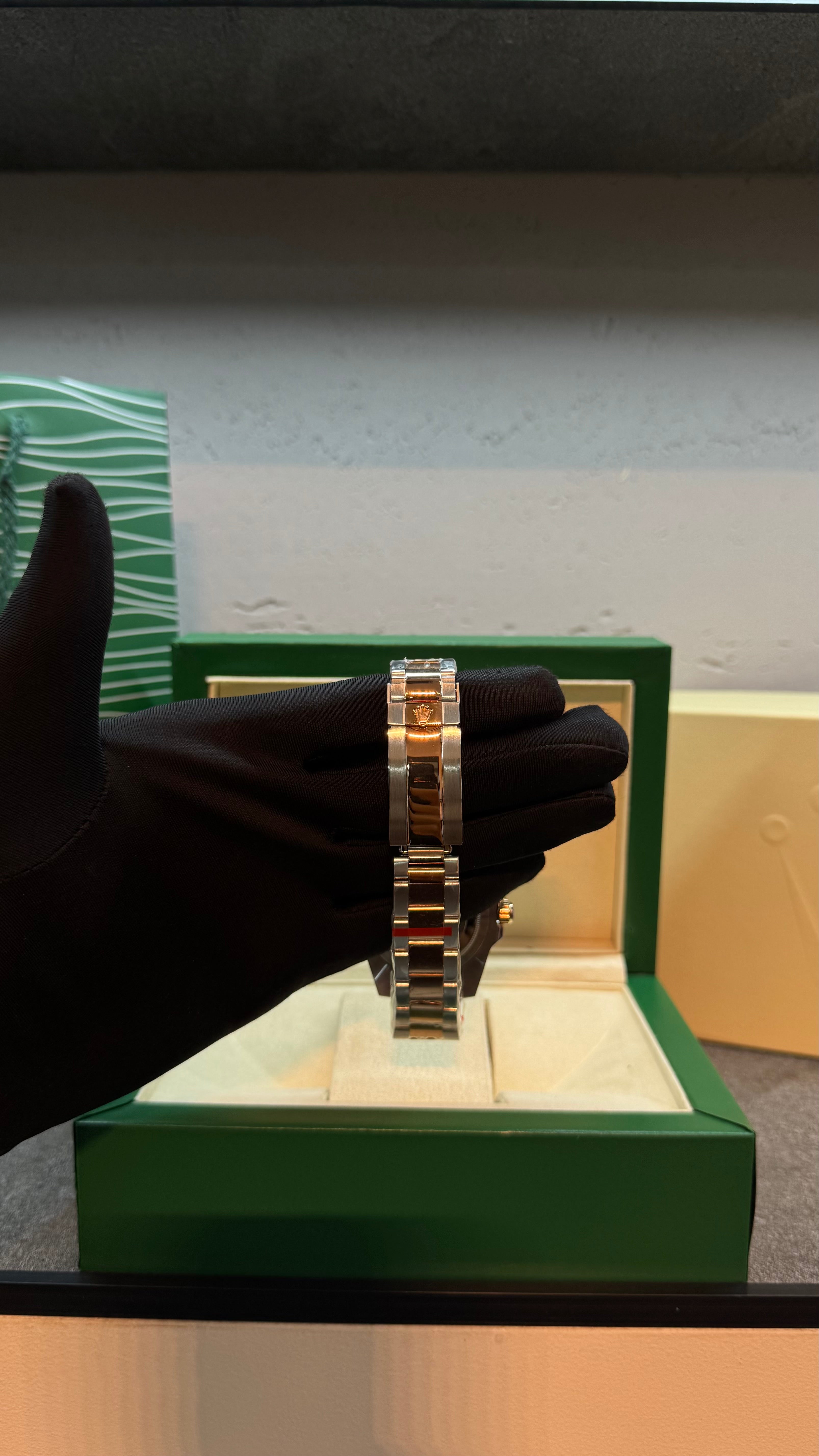 ساعة Root Beer روت بير ثنائية اللون بمينا أسود وإطار سيراميك بني — ستانلس وذهبي | Root Beer Two-Tone Watch