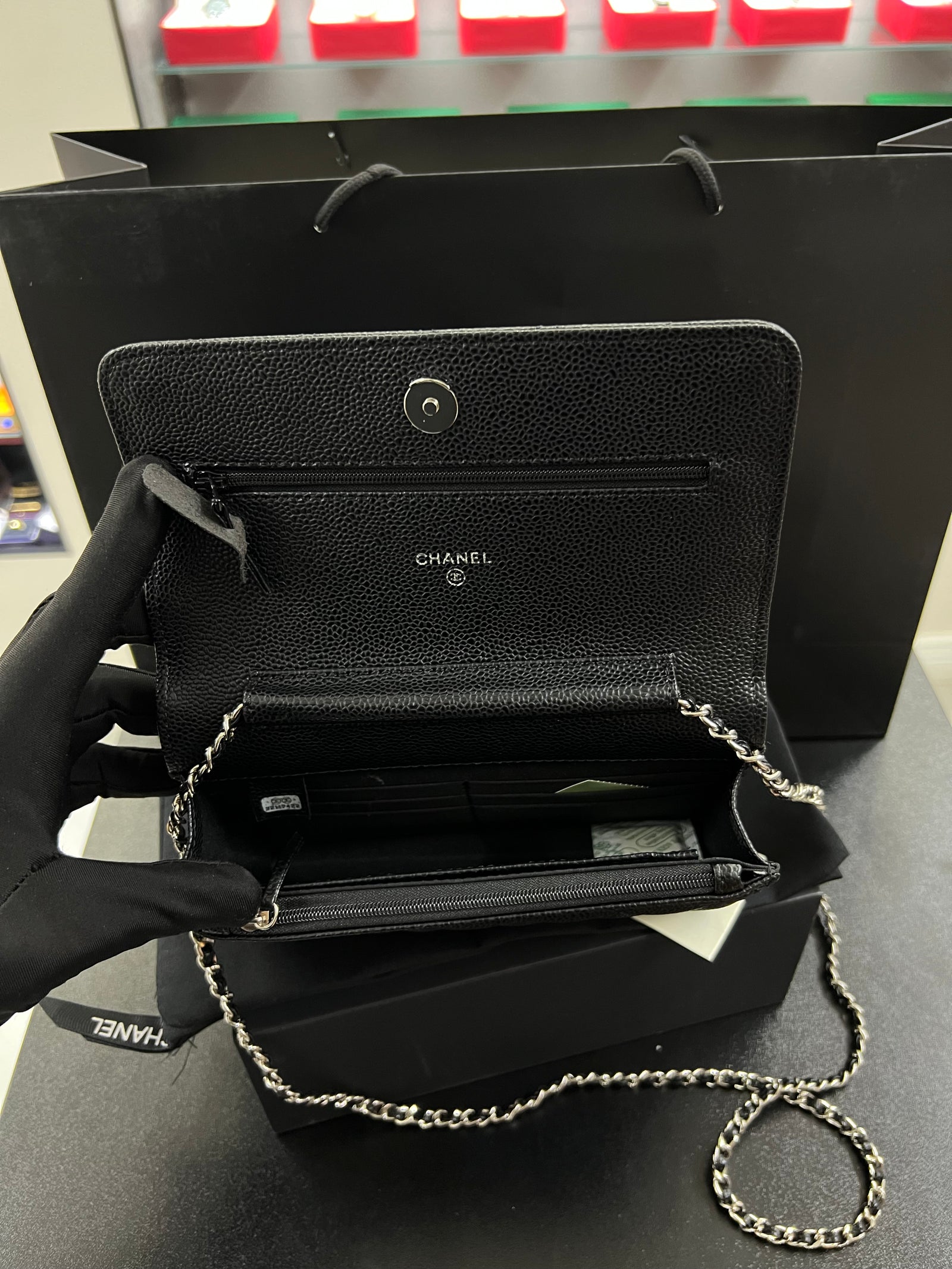 محفظة بسلسلة WOC – أسود كافيار
Wallet on Chain – Black Caviar