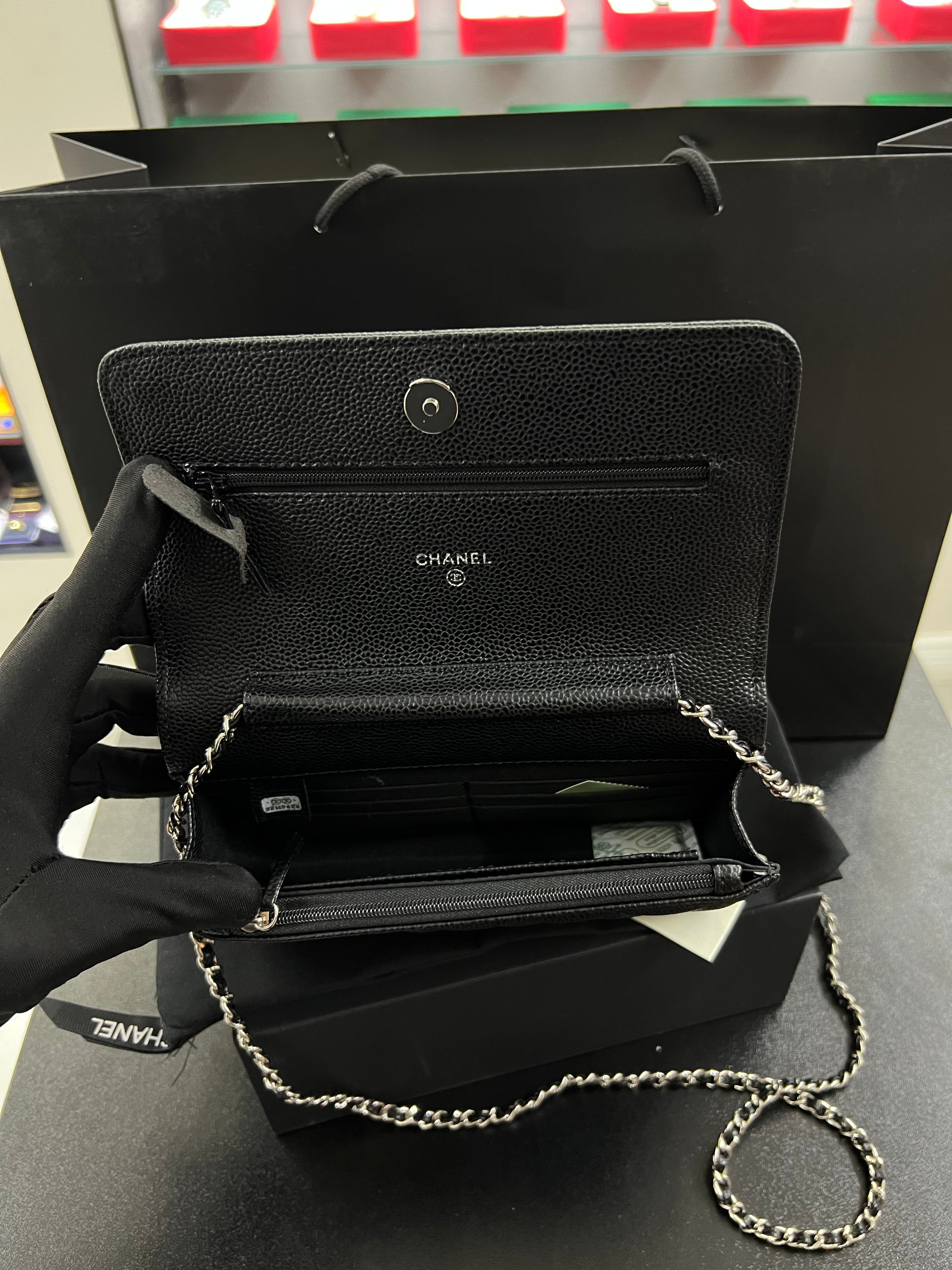 محفظة بسلسلة WOC – أسود كافيار
Wallet on Chain – Black Caviar