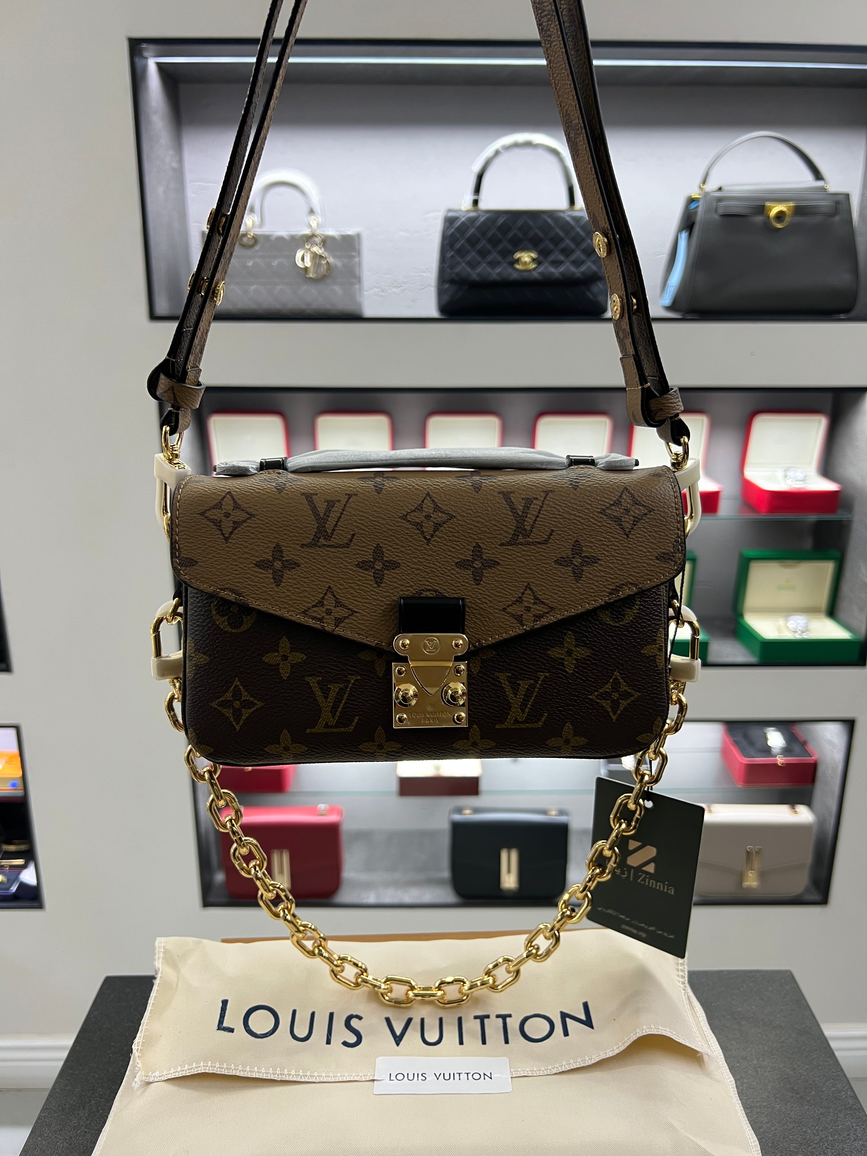 حقيبة بوشيت ميتيس – مونوجرام معكوس
Pochette Métis – Reverse Monogram