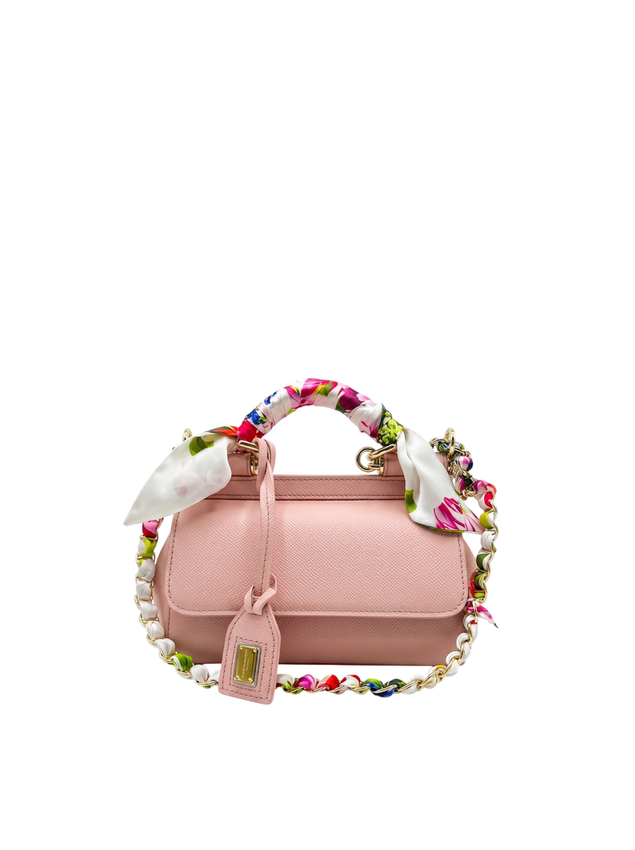 حقيبة سيسيلي الصغيرة بوشاح حرير – وردي
Sicily Bag Small Silk Scarf – Pink
