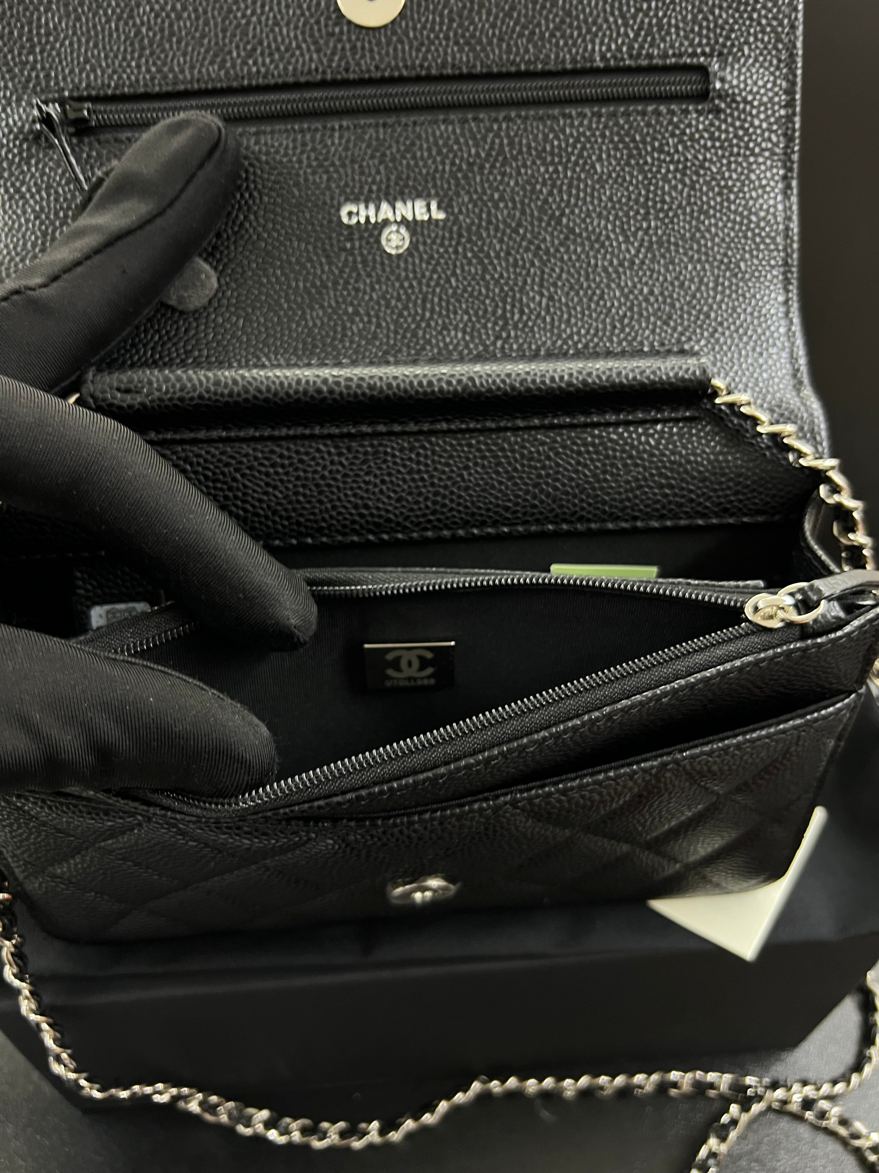 محفظة بسلسلة WOC – أسود كافيار
Wallet on Chain – Black Caviar