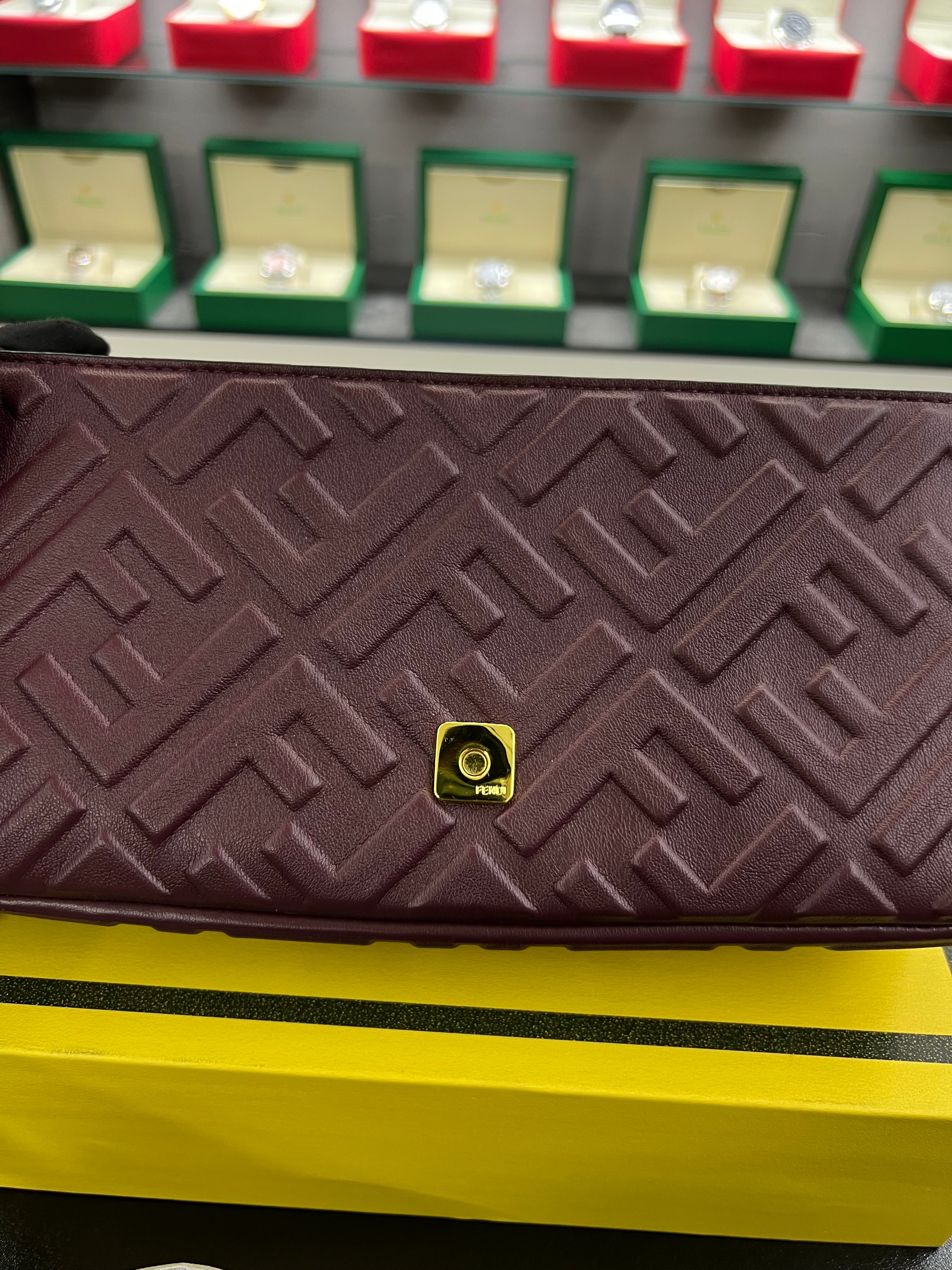 حقيبة باغيت برقندي بنقشة FF بارزة
Baguette Bag – Burgundy Embossed FF