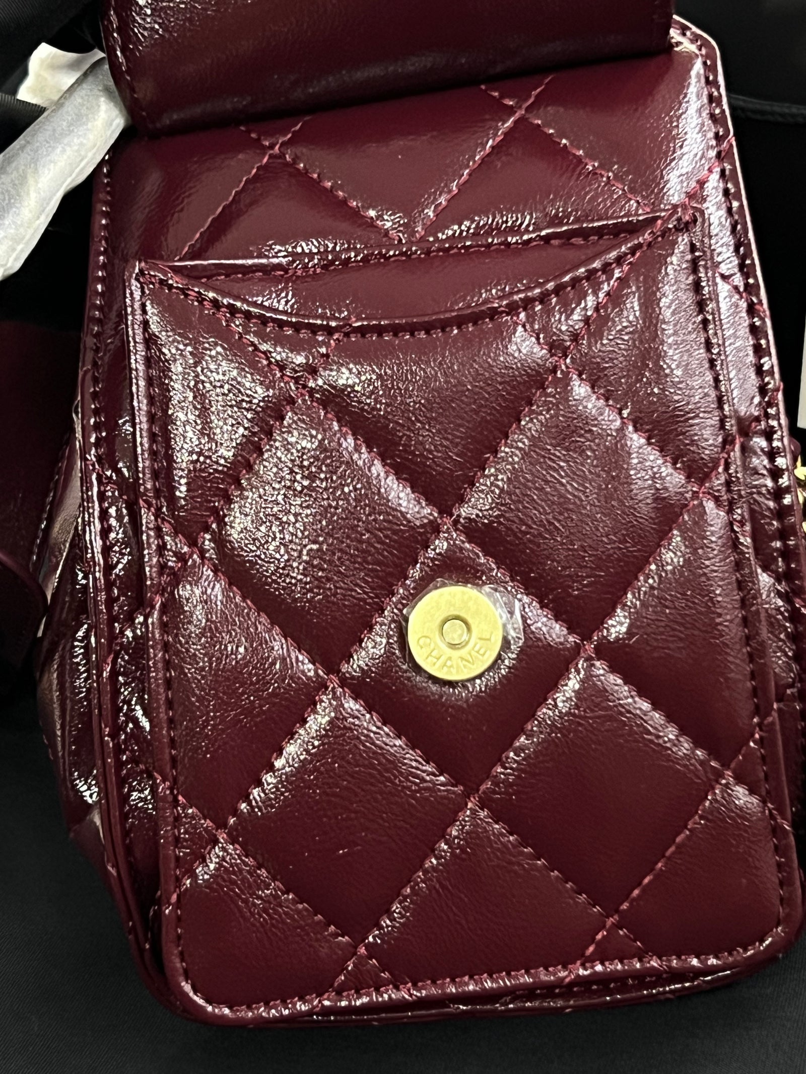 حقيبة هوبو 25 باكت – برقندي جلد لامع
Hobo 25 Bucket Bag – Burgundy Shiny Calfskin