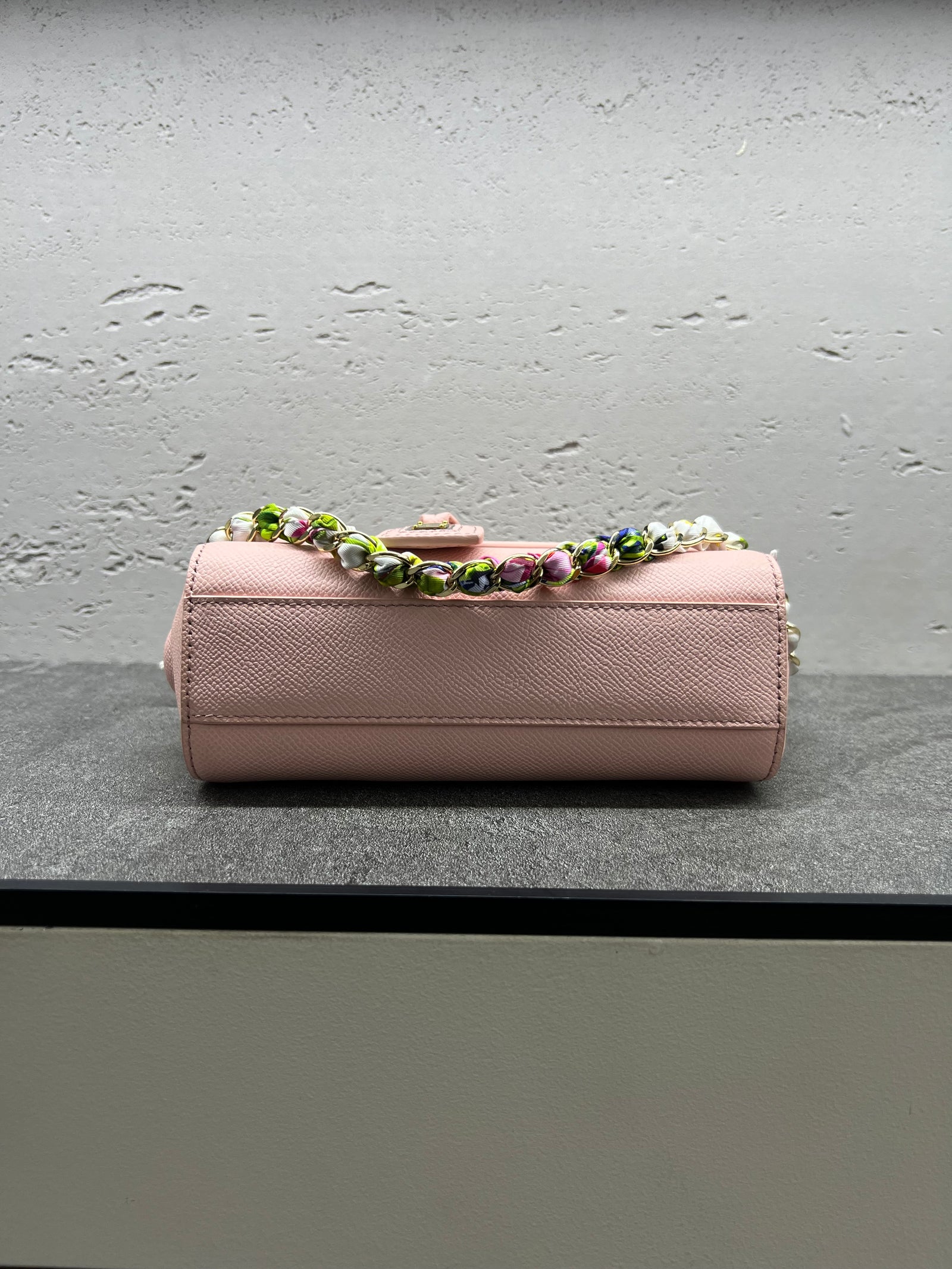 حقيبة سيسيلي الصغيرة بوشاح حرير – وردي
Sicily Bag Small Silk Scarf – Pink