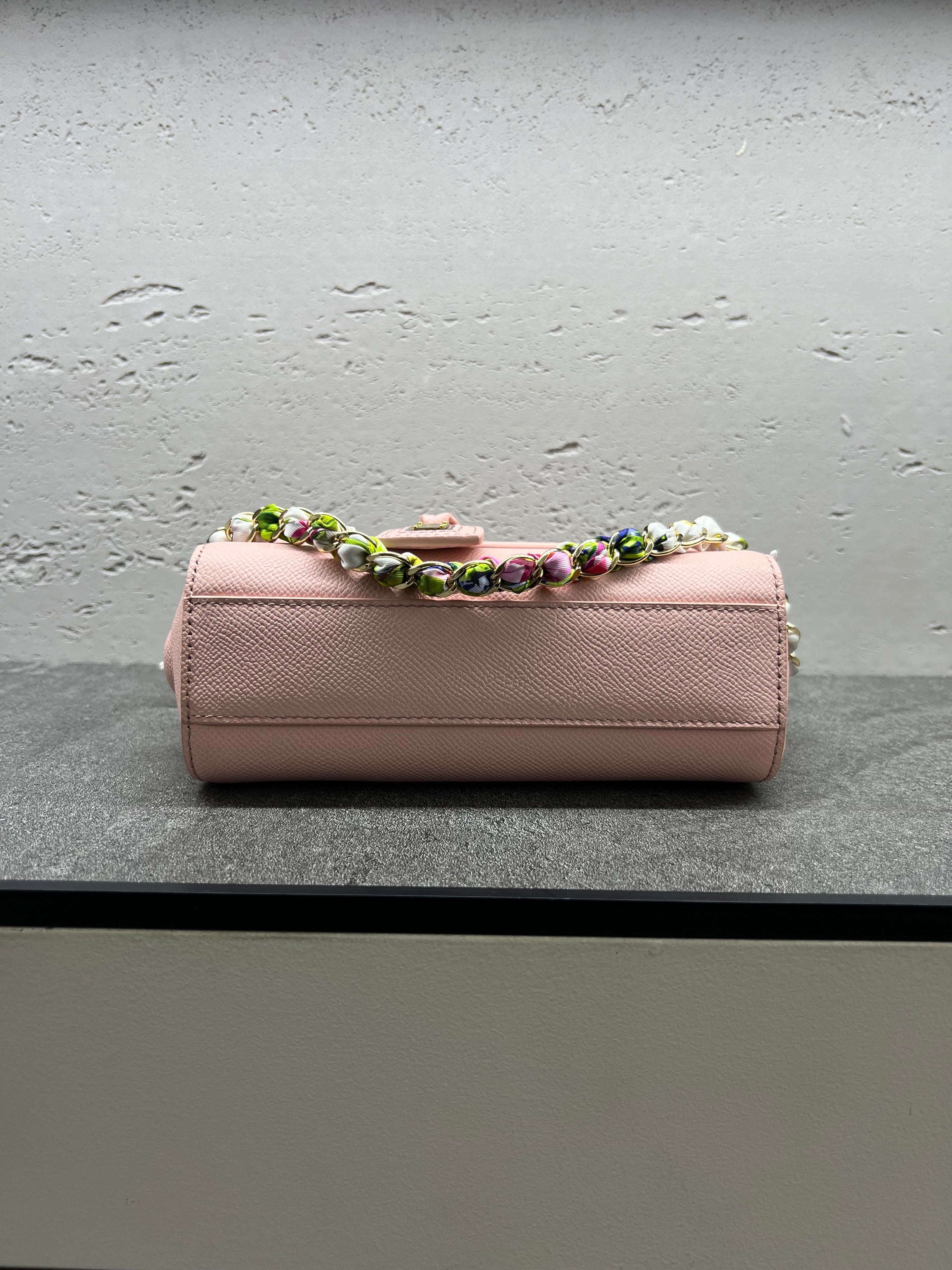 حقيبة سيسيلي الصغيرة بوشاح حرير – وردي
Sicily Bag Small Silk Scarf – Pink