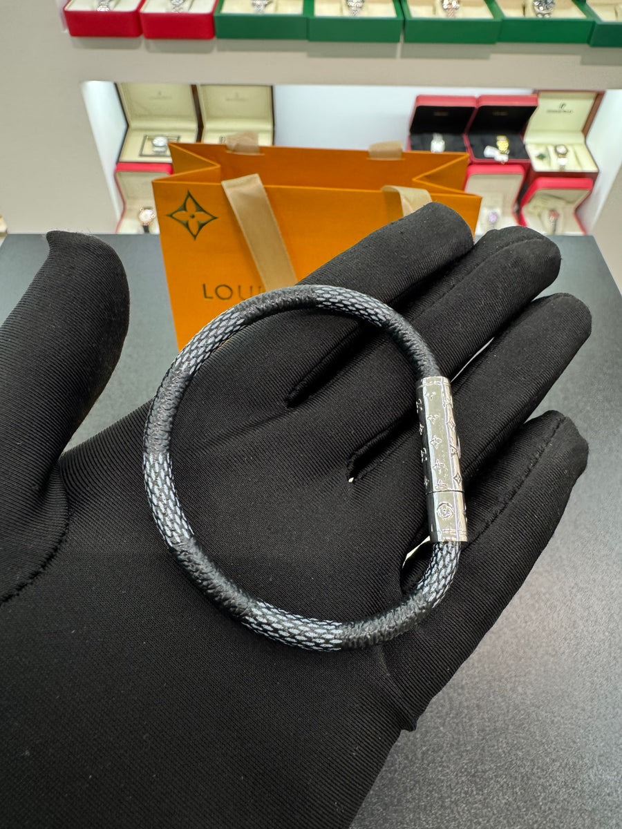 Blue and black leather bracelet ￼