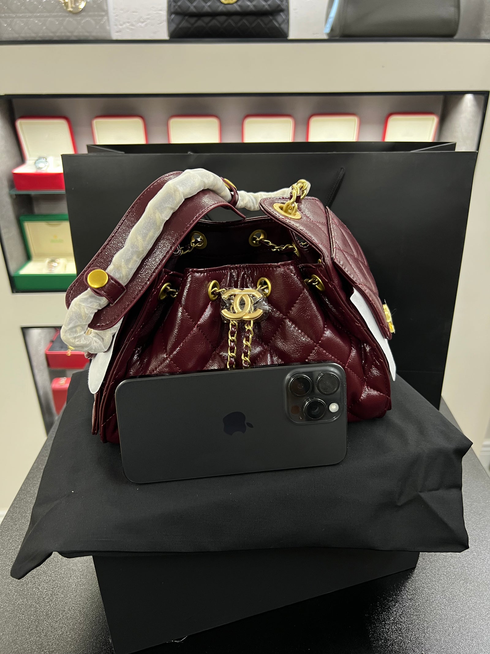 حقيبة هوبو 25 باكت – برقندي جلد لامع
Hobo 25 Bucket Bag – Burgundy Shiny Calfskin