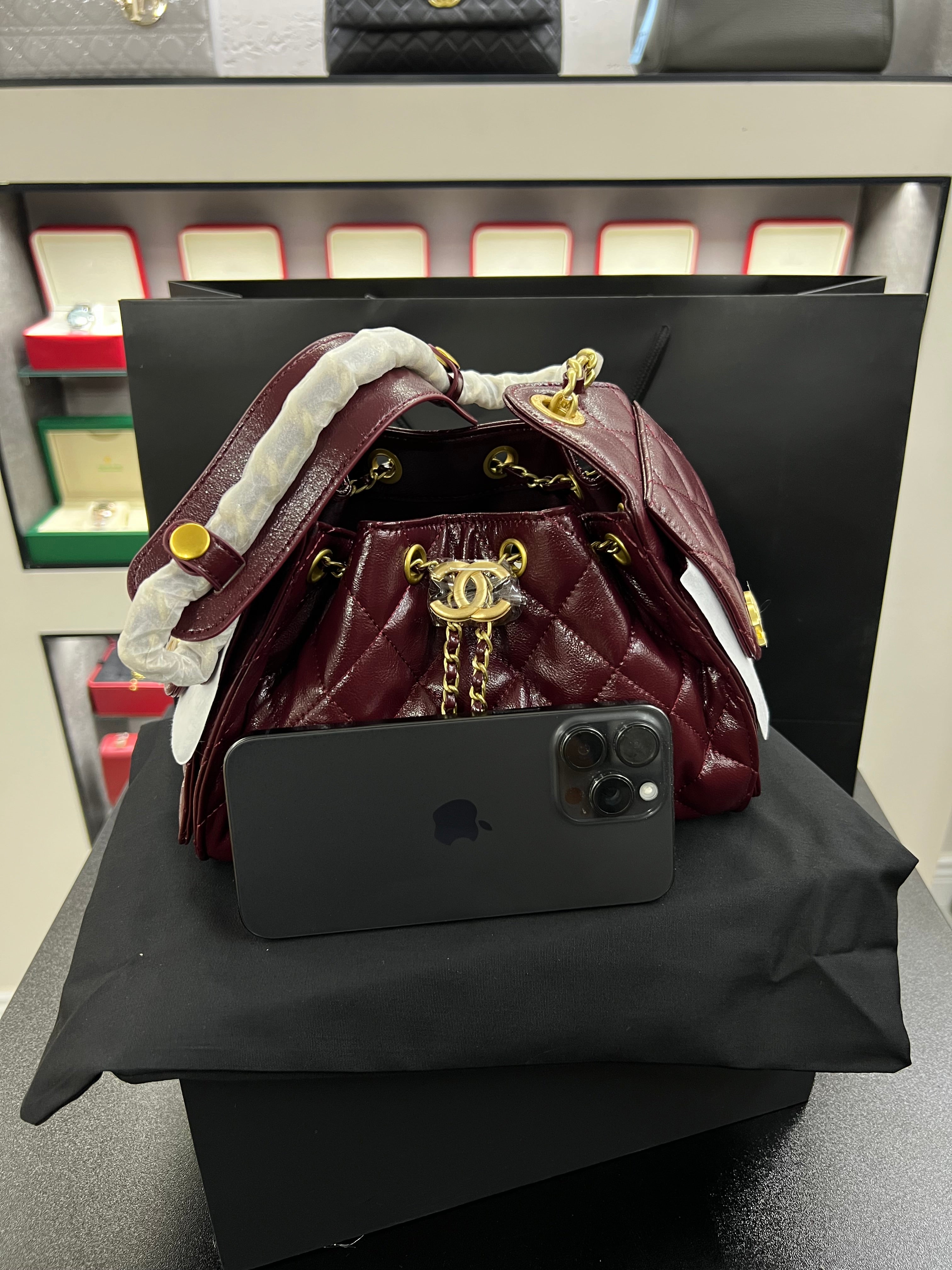 حقيبة هوبو 25 باكت – برقندي جلد لامع
Hobo 25 Bucket Bag – Burgundy Shiny Calfskin