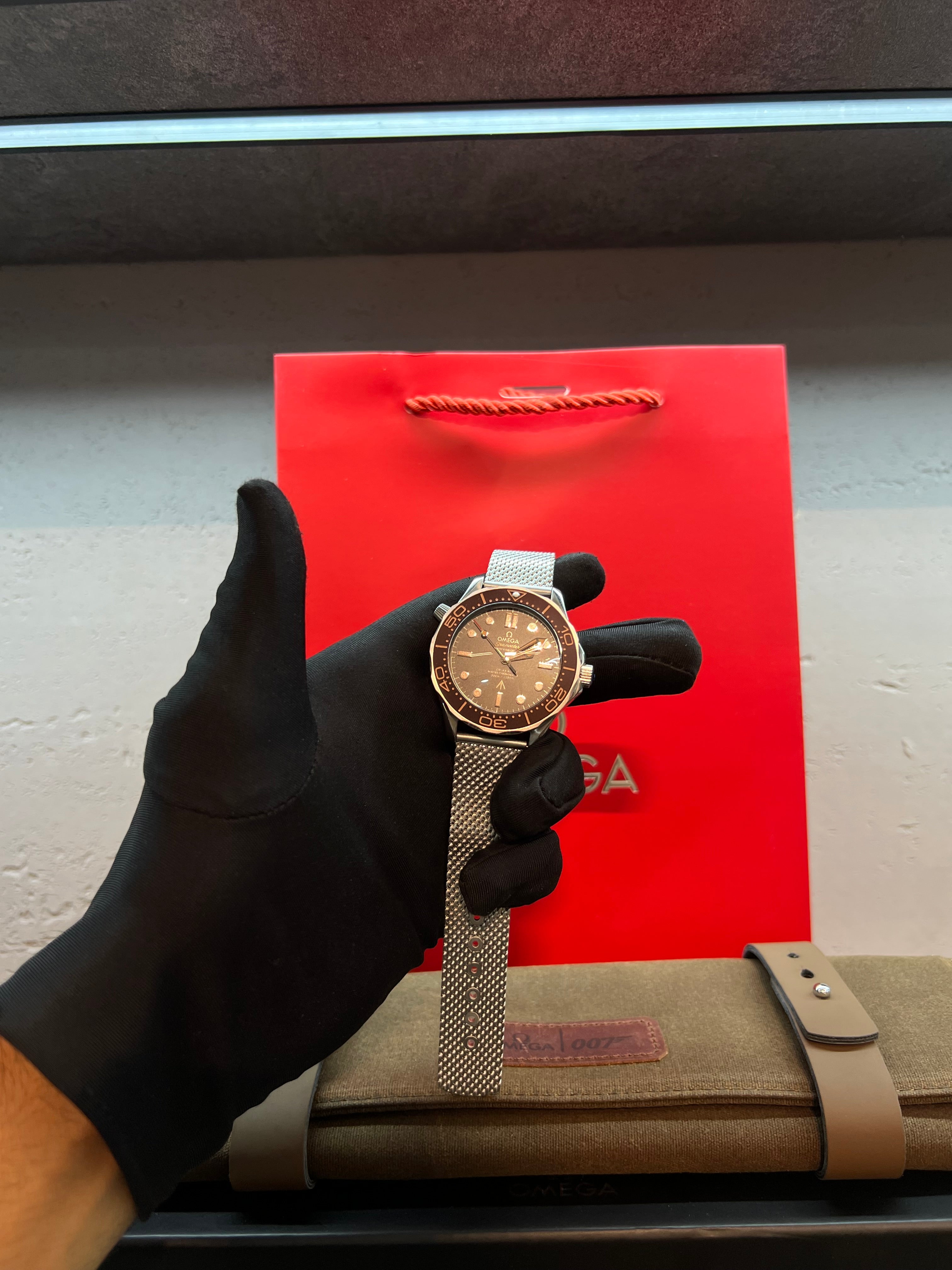 ساعة سيماستر دايفر 300M – إصدار 007
Seamaster Diver 300M – 007 Edition