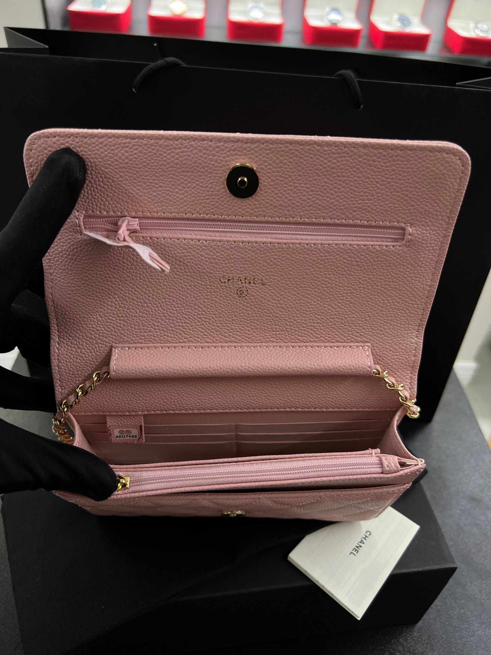 محفظة بسلسلة WOC – وردي كافيار
Wallet on Chain – Pink Caviar