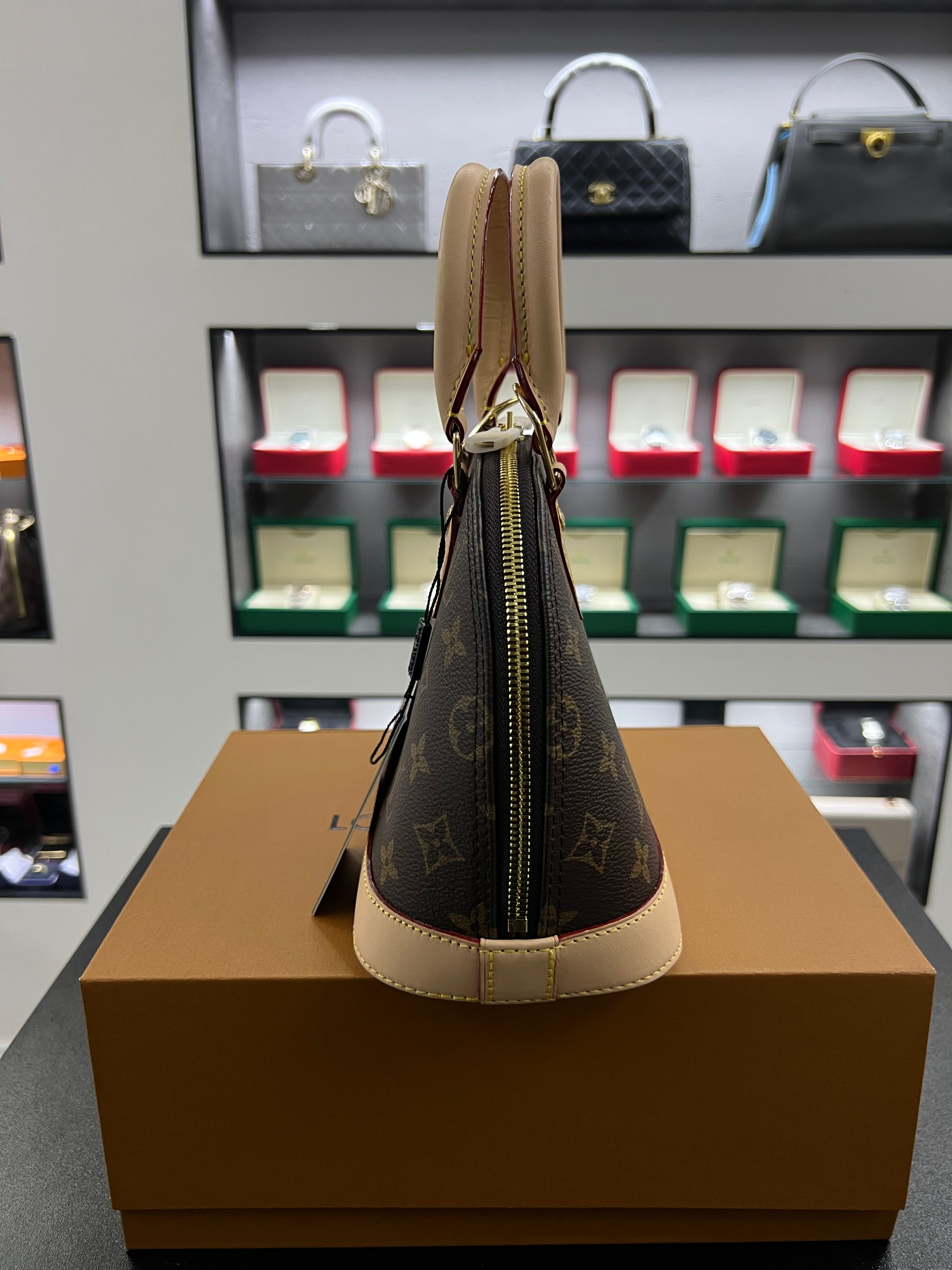 حقيبة الما BB – مونوجرام بشكل القبة
Alma BB – Monogram Dome Bag