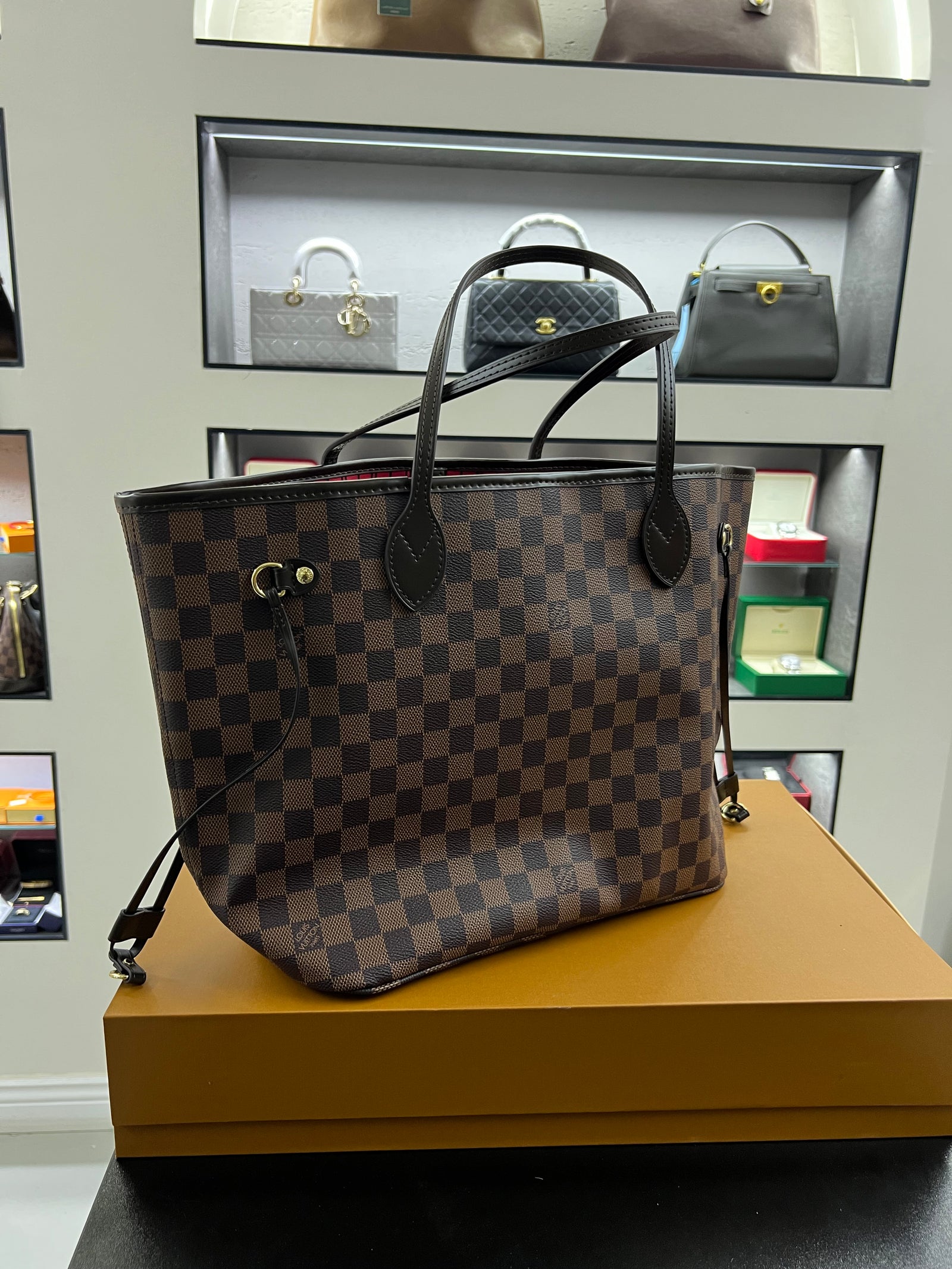 حقيبة نيفرفول تُوت – داميي إيبان
Neverfull Tote – Damier Ébène
