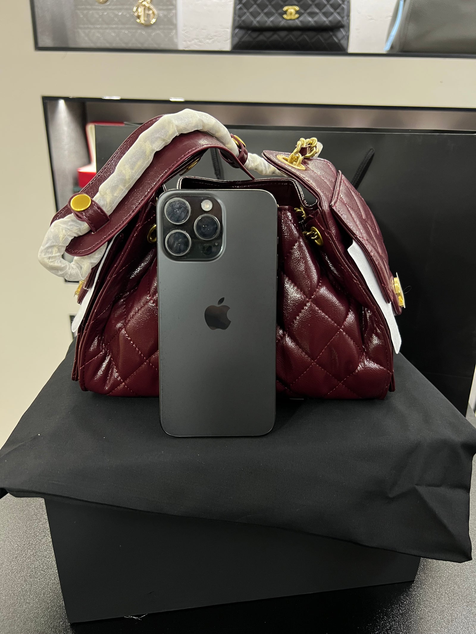 حقيبة هوبو 25 باكت – برقندي جلد لامع
Hobo 25 Bucket Bag – Burgundy Shiny Calfskin