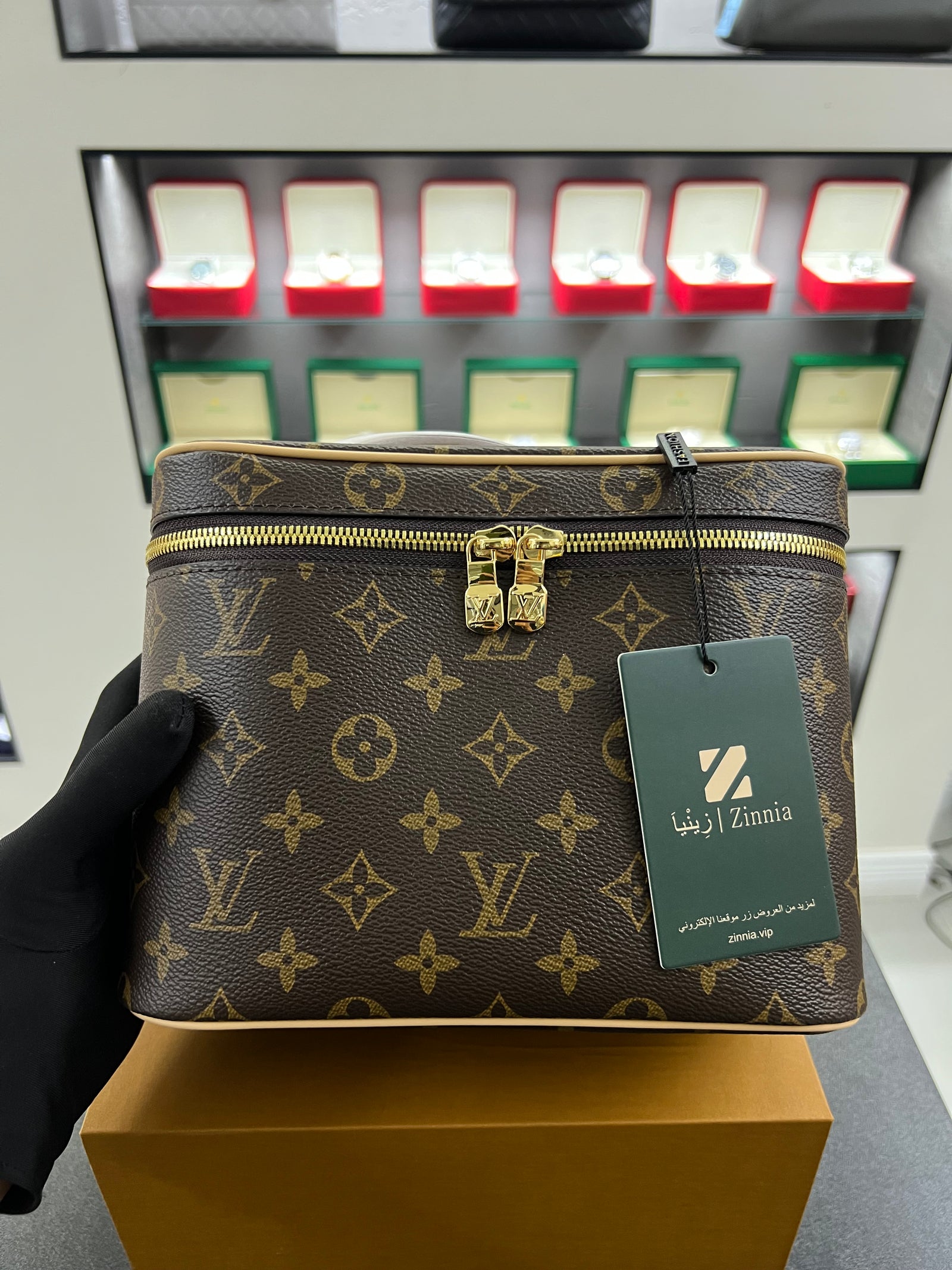 حقيبة نايس فانيتي – مونوجرام للتجميل
Nice Vanity – Monogram Beauty Case