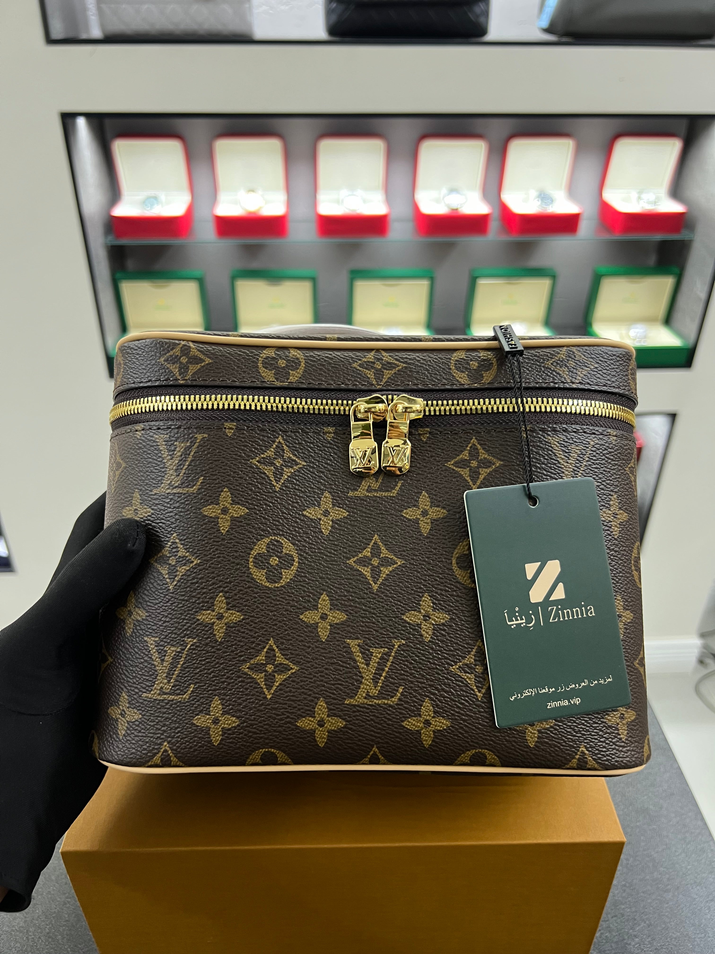 حقيبة نايس فانيتي – مونوجرام للتجميل
Nice Vanity – Monogram Beauty Case