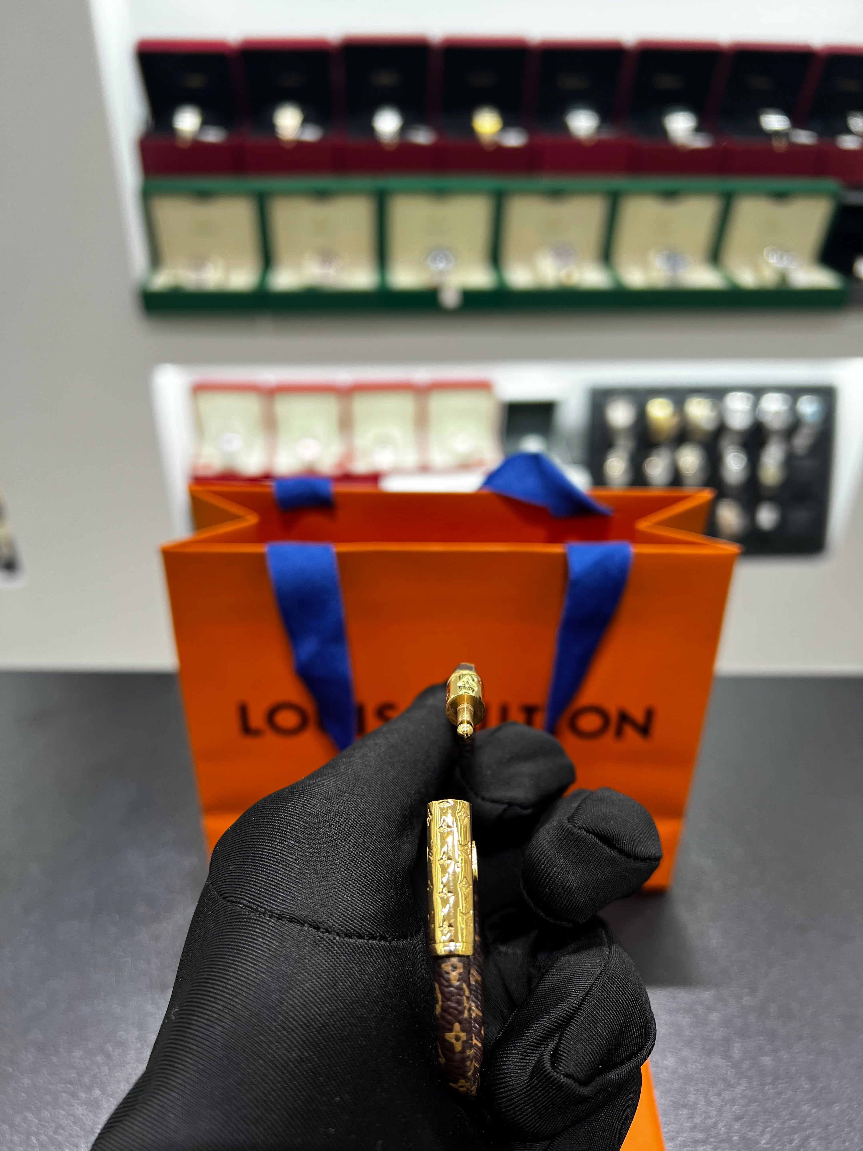 سوار جلد LV بني مقاس 19