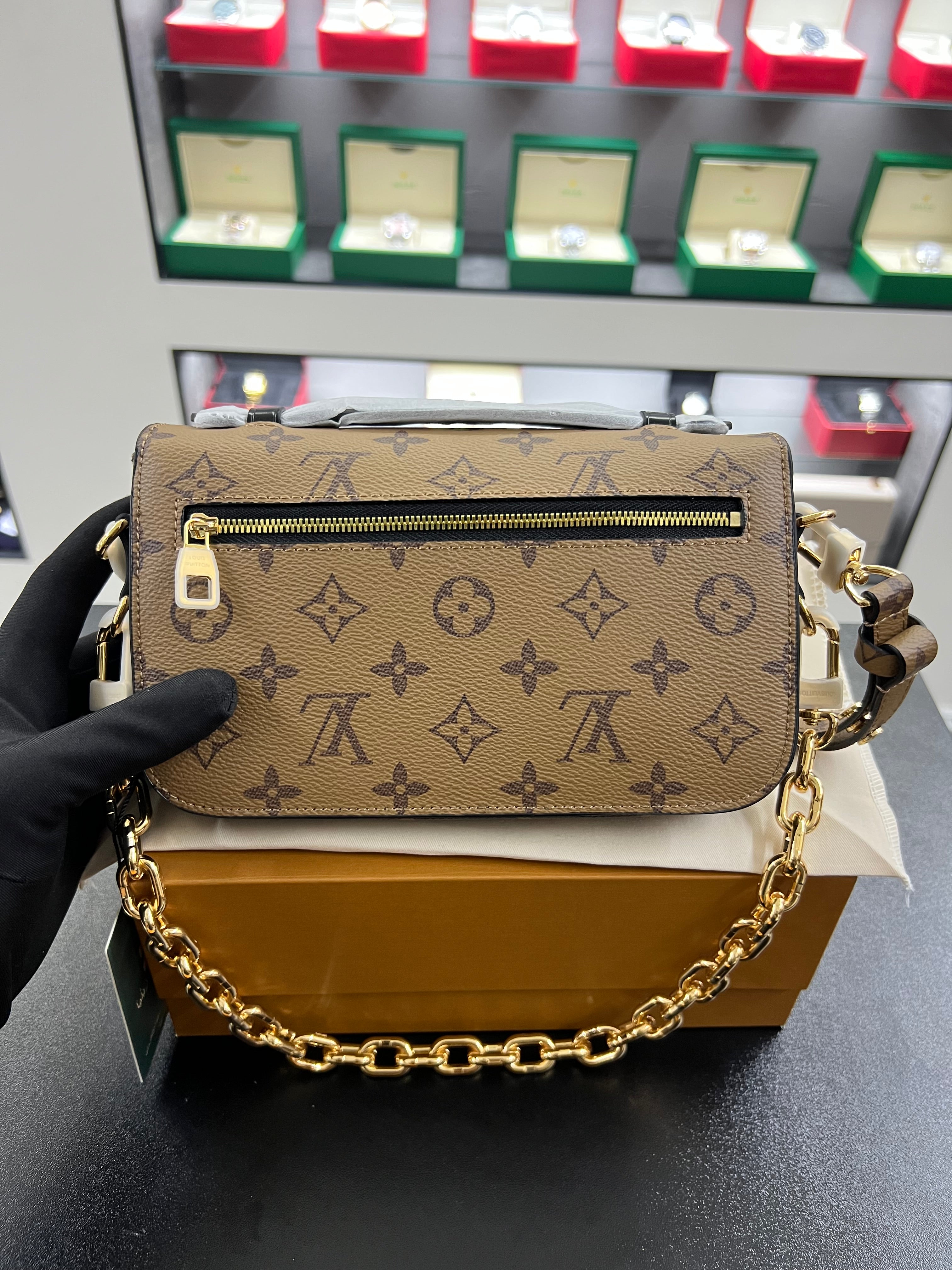 حقيبة بوشيت ميتيس – مونوجرام معكوس
Pochette Métis – Reverse Monogram