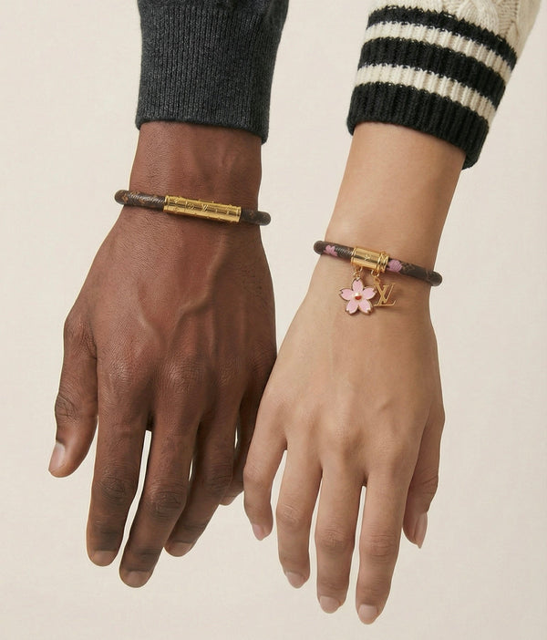 سوار جلد بنقشة المونوغرام مع تعليقة زهرة الساكورا — طقم ثنائي | Monogram Leather Charm Bracelet Duo