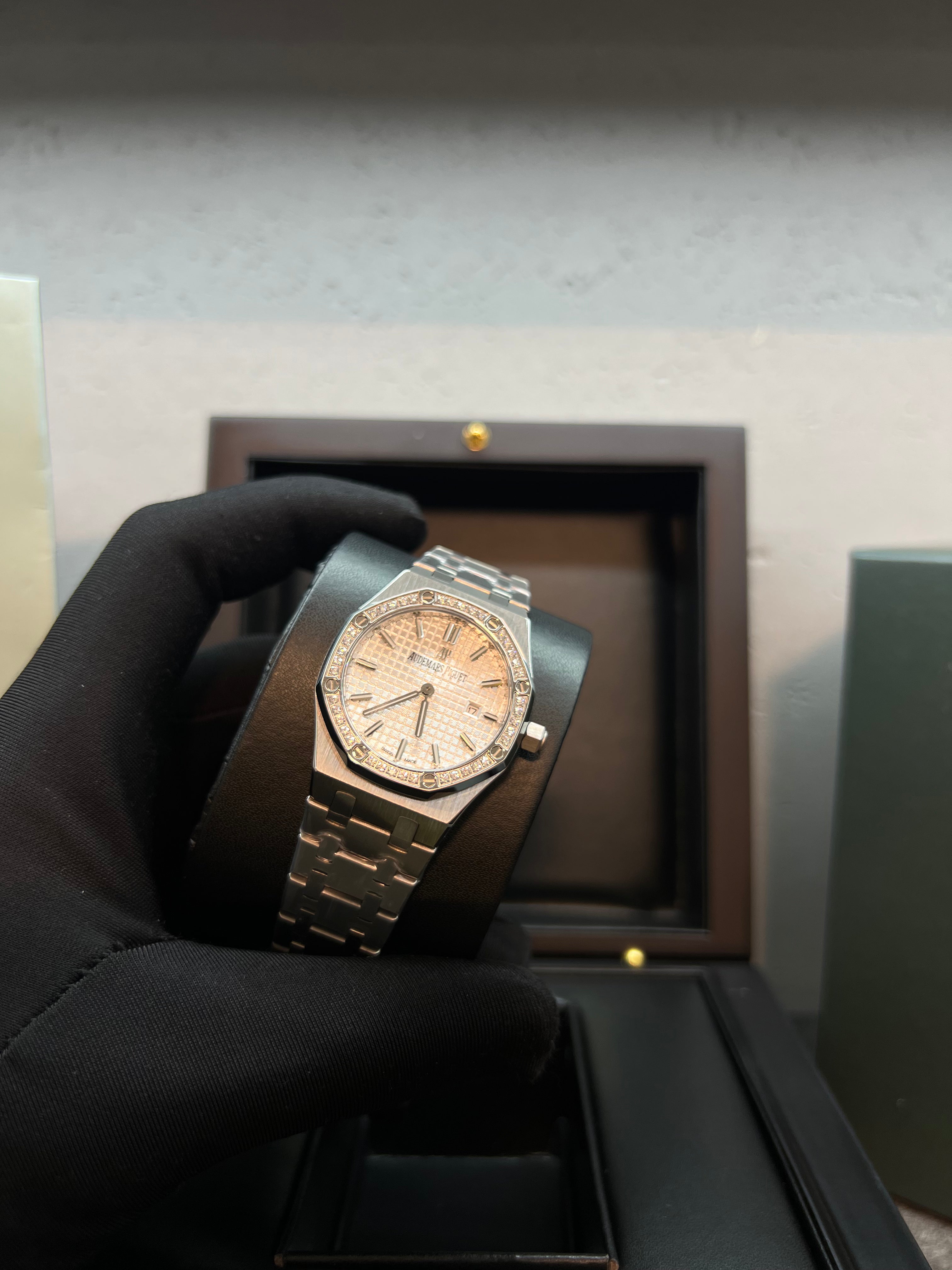 ساعة رويال أوك بإطار ألماس – ستيل
Royal Oak Diamond Bezel – Steel